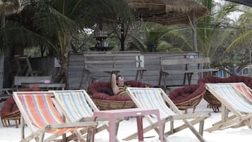 Frokost og lunsj serveres, thailandske retter, utsikt mot stranden