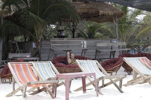 Frühstück, Mittagessen, thailändische Küche, Blick auf den Strand 