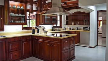 Geladeira grande, micro-ondas, fogão, cooktop
