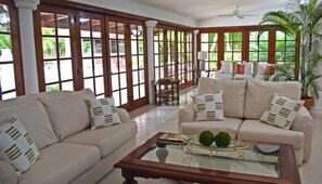 LCD 電視、DVD 播放機