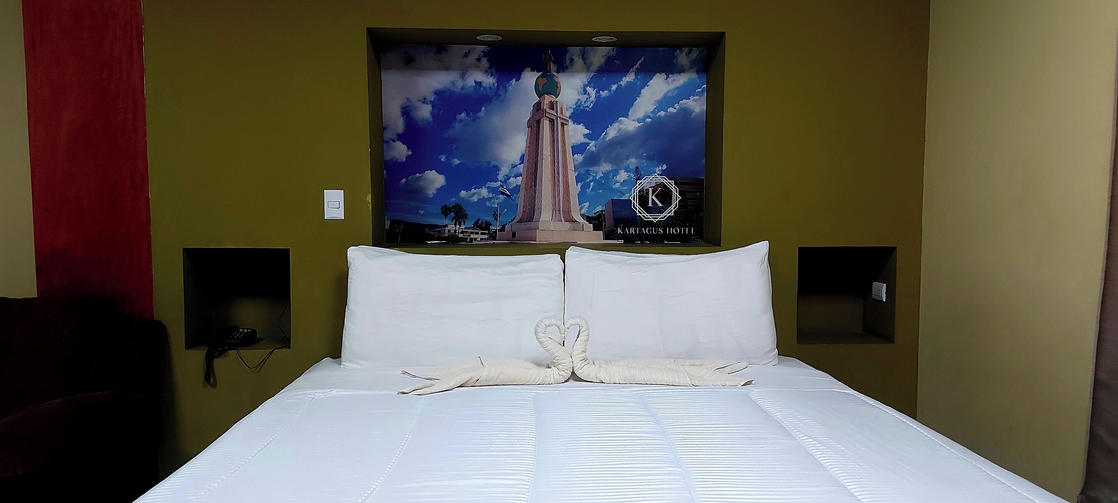 Deluxe King Room | Premium bedding, down comforters, pillowtop beds, minibar