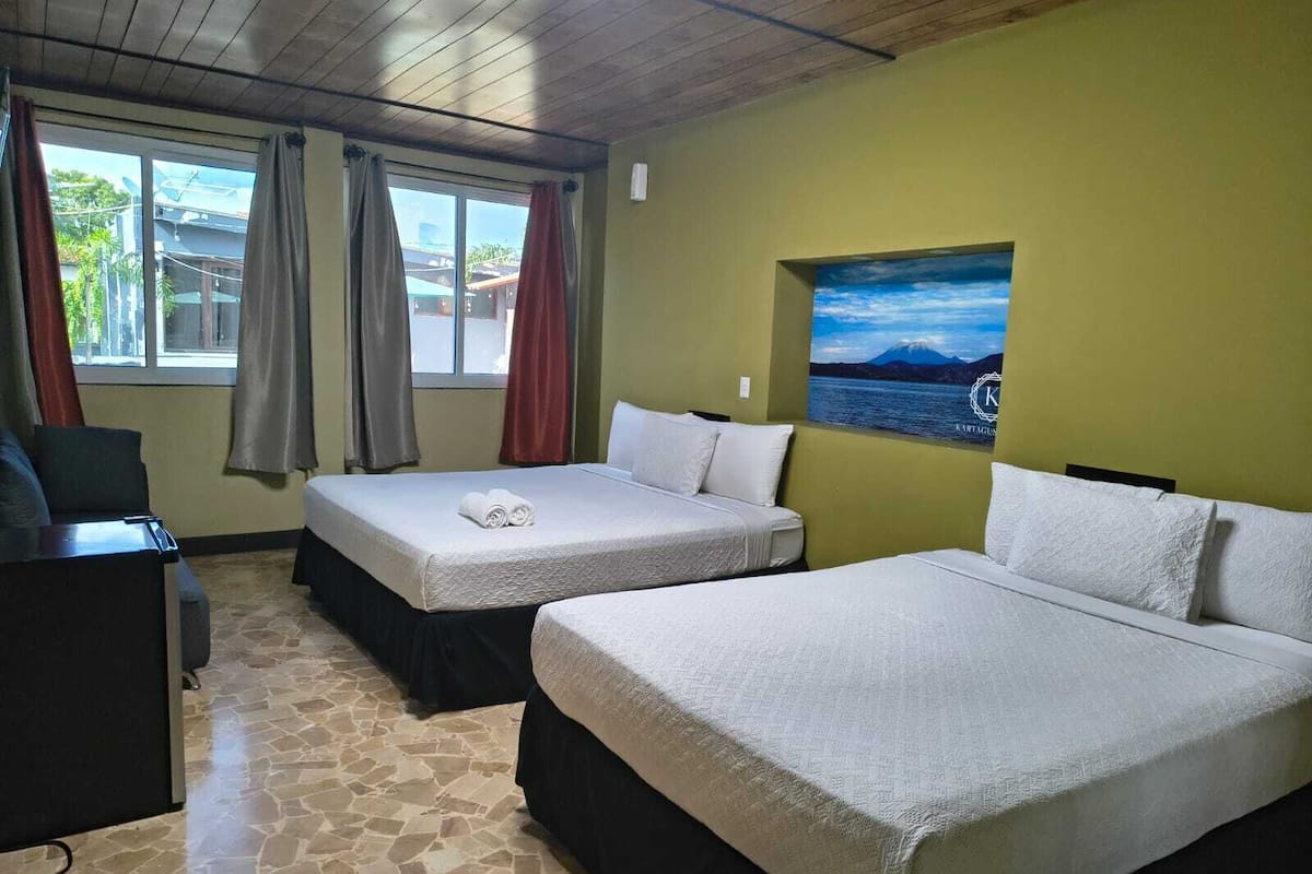 Deluxe Double Room with Two Double Beds | Roupas de cama premium, edredons de pluma, camas com colchões pillow-top