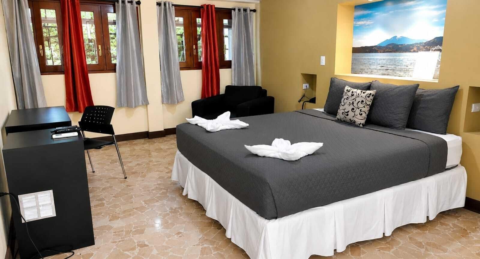 Deluxe King Room | เครื่องนอนระดั บพรีเมียม, ผ้านวมขนเป็ด, เตียงพร้อมฟูกเสริมที่นอน