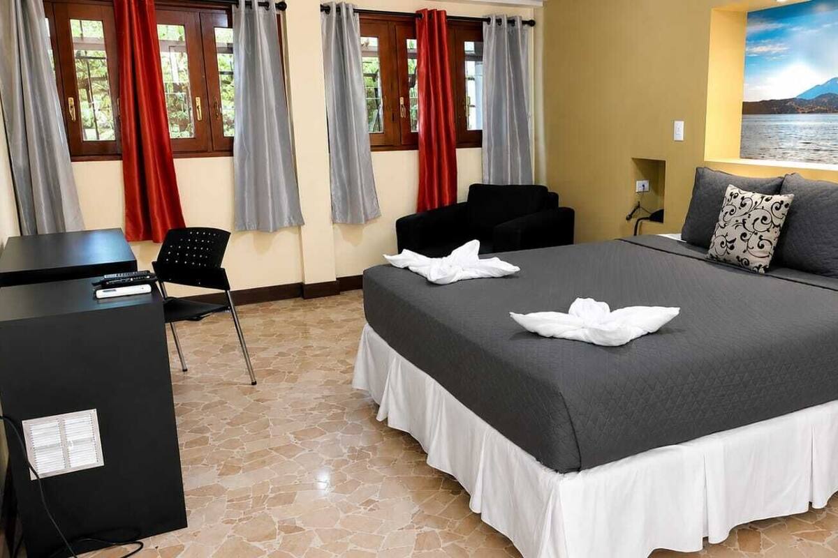 Deluxe King Room | Ropa de cama de alta calidad y edredones de plumas