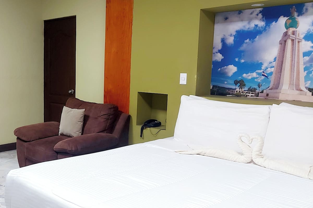 Deluxe King Room | Premium bedding, down duvets, pillow-top beds, minibar