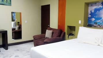 Deluxe King Room | Ropa de cama de alta calidad, edredón, camas con pillow-top y minibar