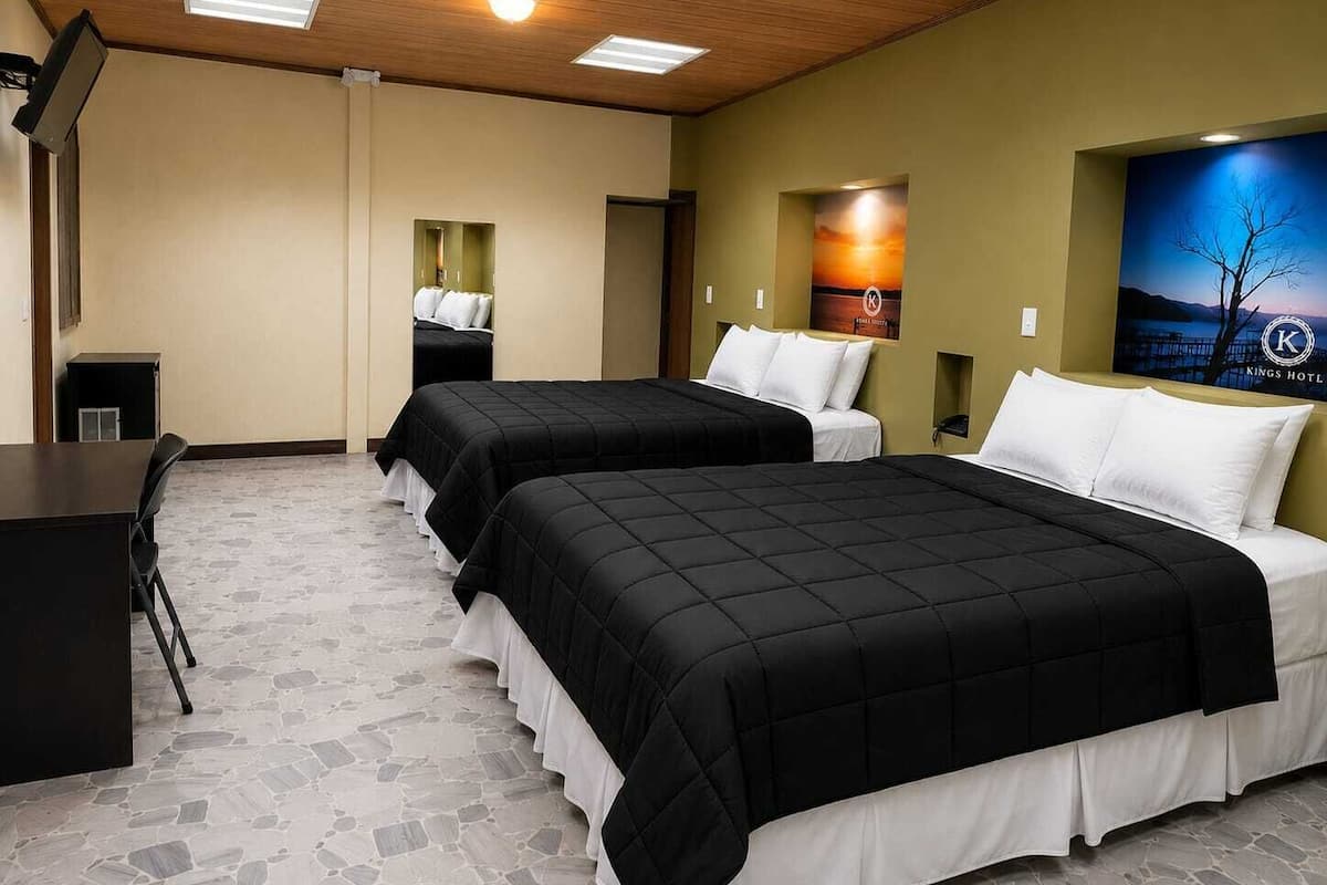 Deluxe Double Room with Two Double Beds | Ropa de cama de alta calidad y edredones de plumas
