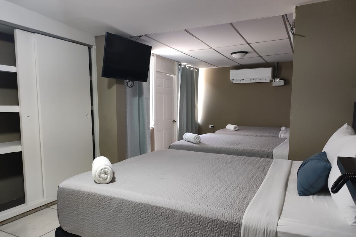 Habitació triple Deluxe | Roba de llit d'alta qualitat i cobrellits