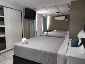 Habitación Triple Deluxe | Premium bedding, down duvets, pillow-top beds, minibar - Kartagus Hotel (San Salvador)