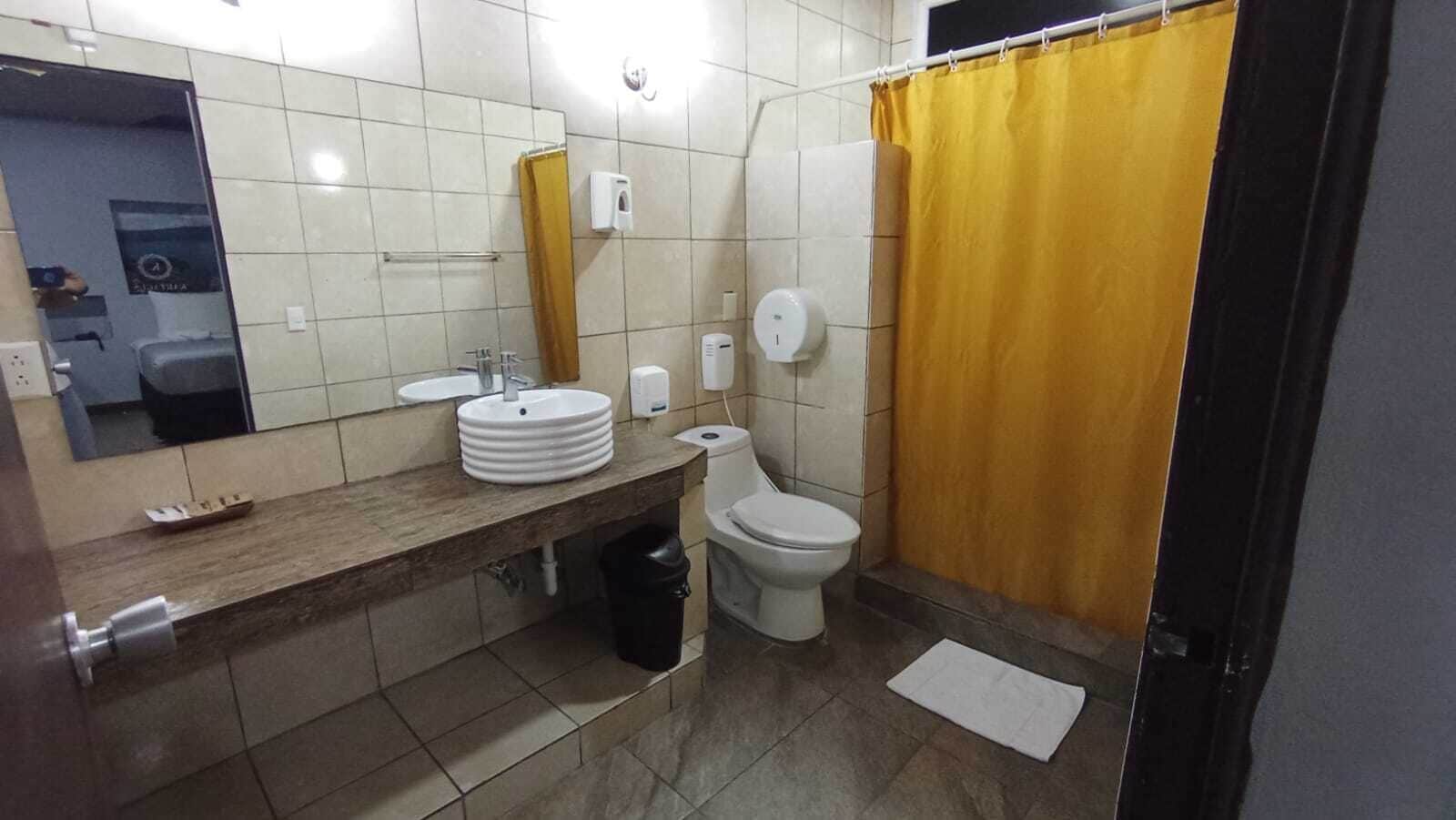 habitación triple deluxe | bathroom | shower, rainfall showerhead, free toiletries, hair dryer