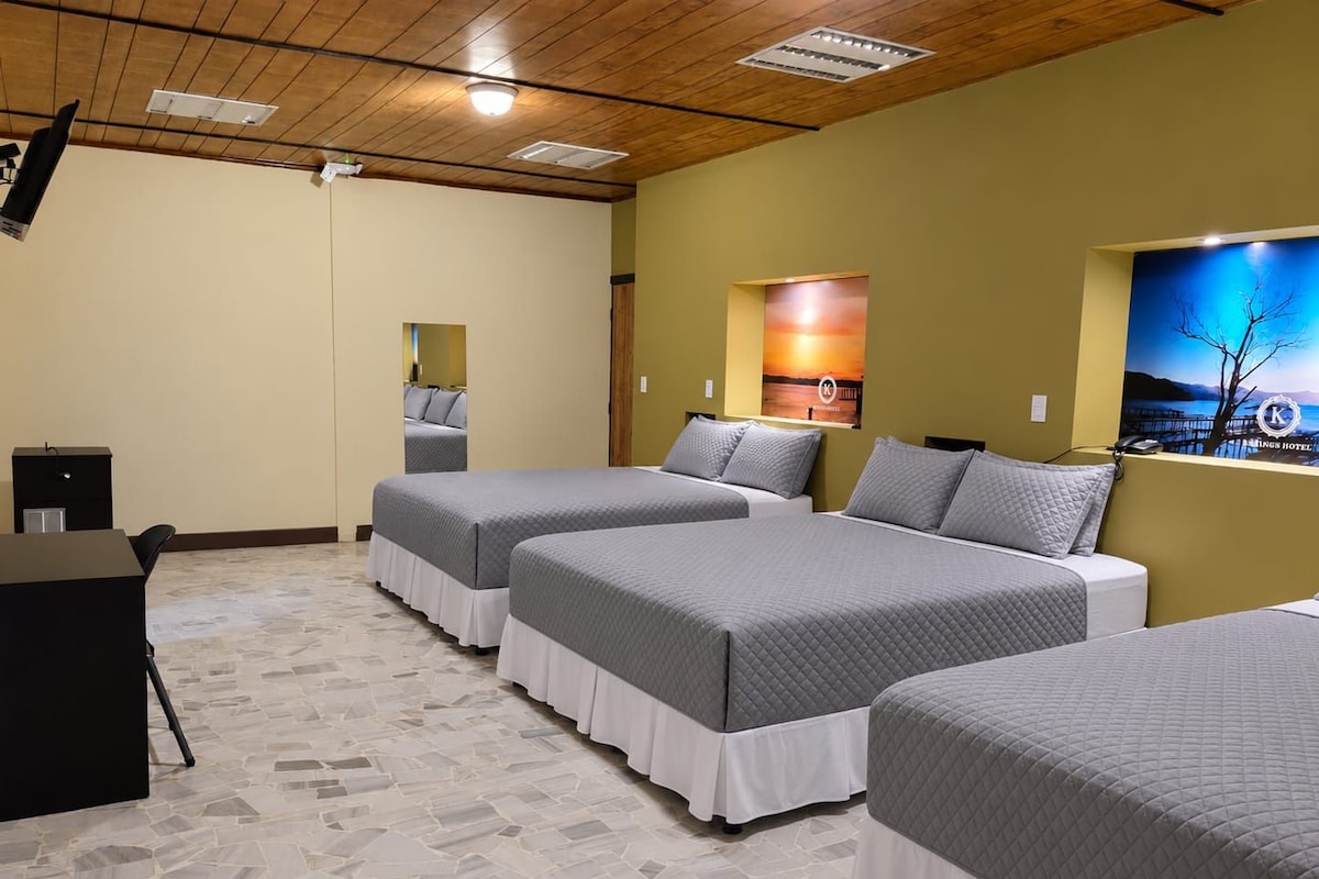 Habitación Triple Deluxe | Ylelliset vuodevaatteet, untuvapeitot, pillowtop-patjalliset sängyt