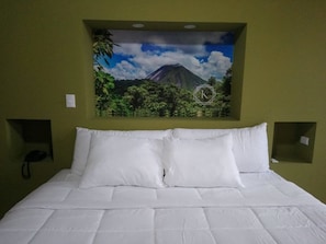 Deluxe King Room | 高級寢具、羽絨被、舒適加層、迷你吧