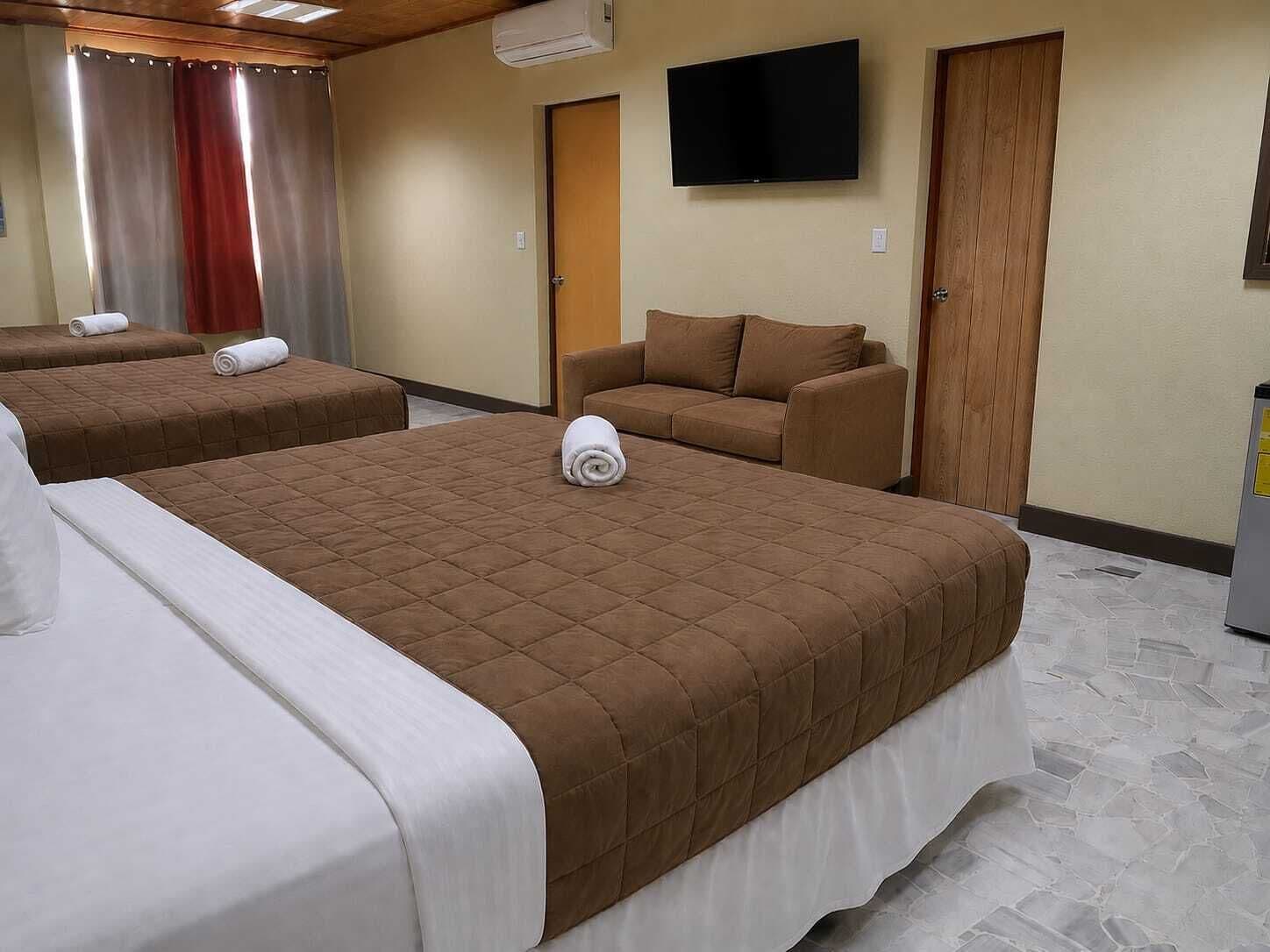 Habitación Triple Deluxe | Premium bedding, down comforters, pillowtop beds, minibar