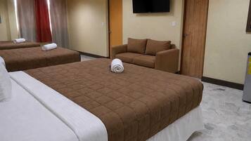 Habitación Triple Deluxe | Premium bedding, down comforters, pillowtop beds, minibar