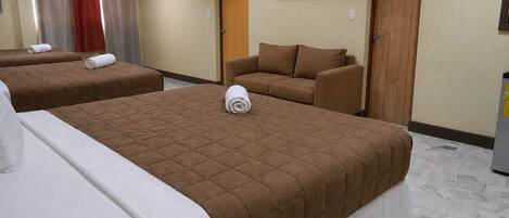 Habitación Triple Deluxe | Premium bedding, down duvets, pillow-top beds, minibar