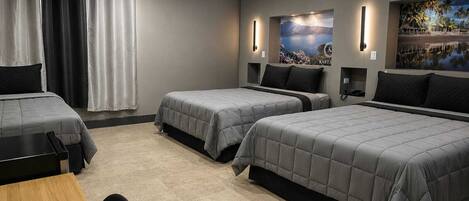 Habitación Triple Deluxe | Premium bedding, down comforters, pillowtop beds, minibar