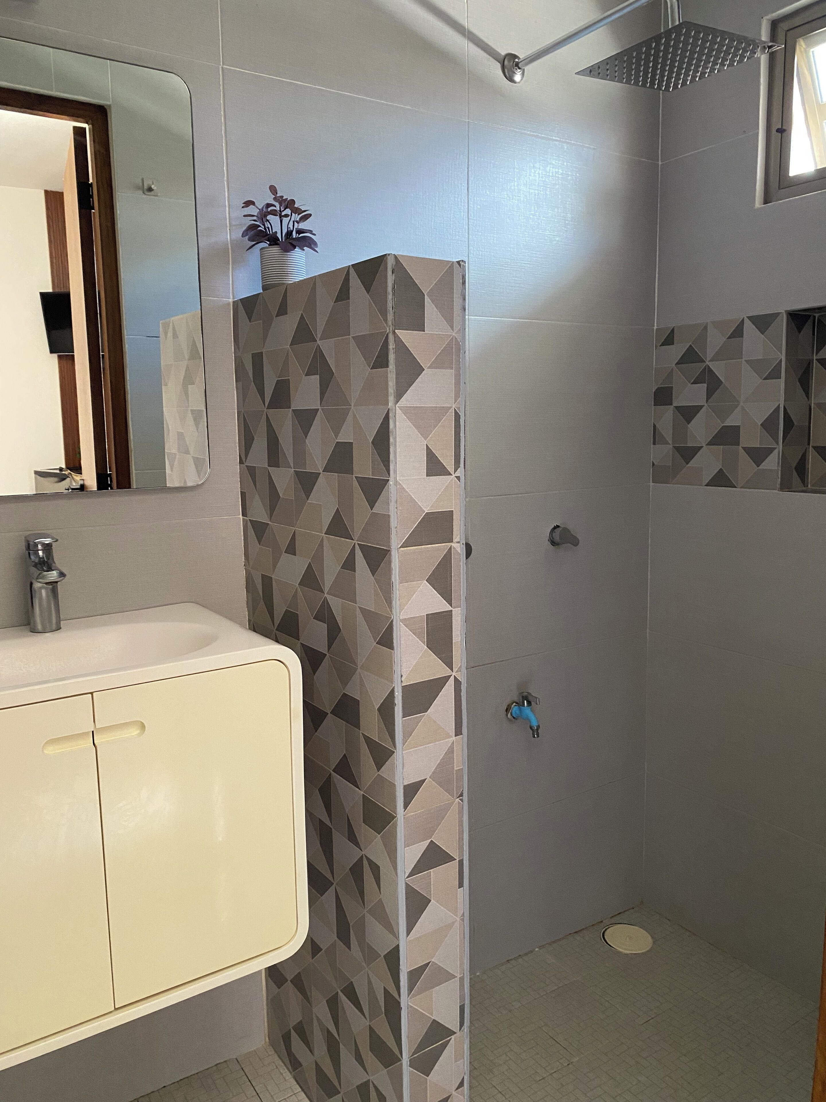 Familie tweepersoonskamer, 1 slaapkamer | Badkamer | Een douche, handdoeken