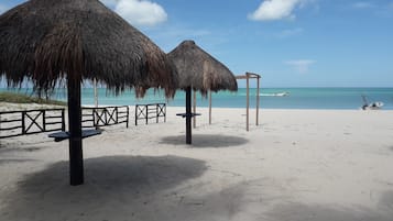 En la playa y playa de arena blanca