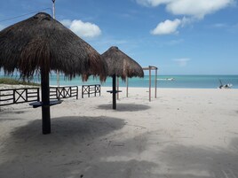 En la playa, arena blanca