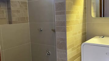 Family Double Room | Bathroom | Shower, towels