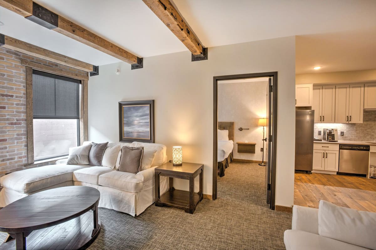 Standard-Suite, 1 Schlafzimmer, barrierefrei | 1 Schlafzimmer, individuell dekoriert, Bügeleisen/Bügelbrett