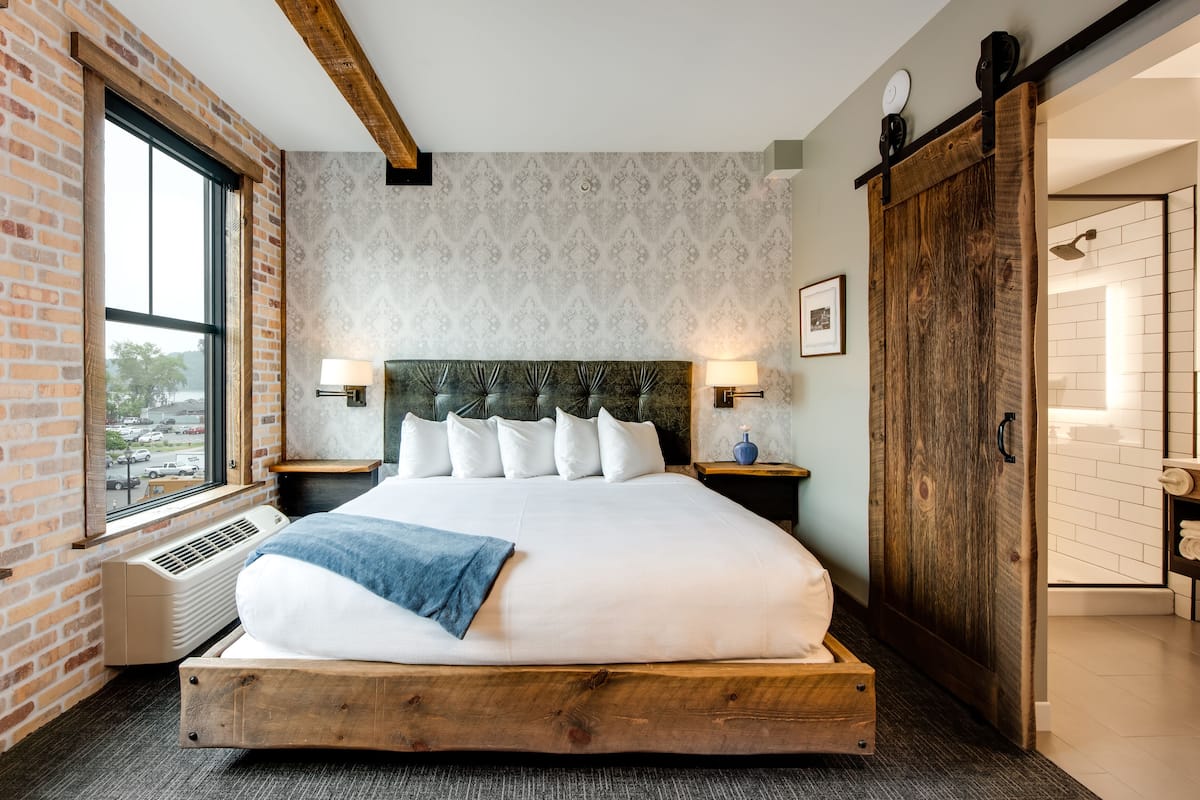 Standardzimmer, 1 King-Bett | 1 Schlafzimmer, individuell dekoriert, Bügeleisen/Bügelbrett