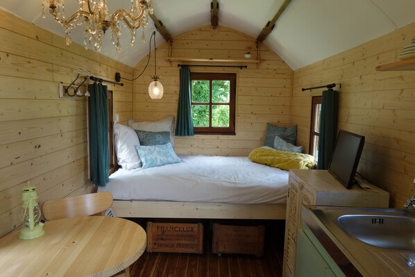 Trailer 'La Marie-Jeanne' | Living area | TV - Camping Caravaning Château de Bouafles (Bouafles)