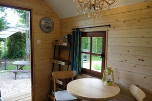 Trailer 'La Marie-Jeanne' | In-room dining - Camping Caravaning Château de Bouafles (Bouafles)