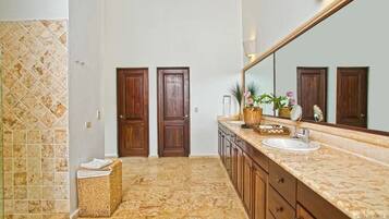 Vil·la, 1 llit de matrimoni gran, no fumadors | Bany | Assecador de cabells i tovalloles