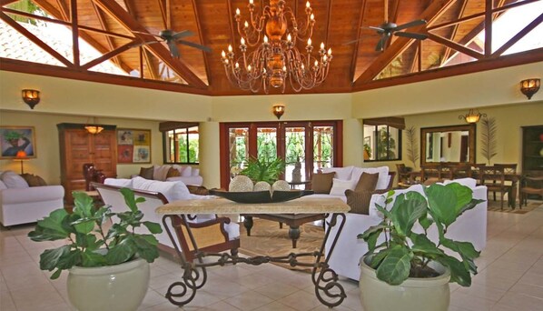 Villa, 1 très grand lit, non-fumeurs | Coin séjour | Télévision à écran plat, lecteur de DVD