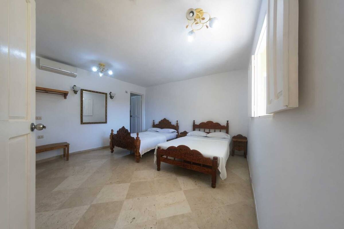 Familie vierpersoonskamer, 2 tweepersoonsbedden, niet-roken | Een minibar, een kluis op de kamer, individueel gedecoreerd