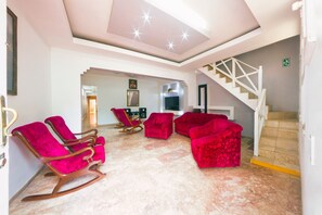 Een 32-inch flatscreentelevisie met kabelzenders en een televisie