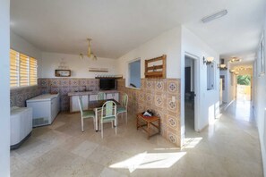 Een 32-inch flatscreentelevisie met kabelzenders en een televisie