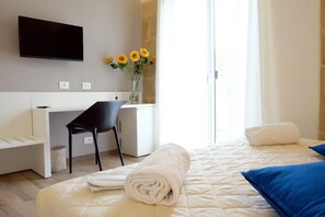 5 sovrum, sängtillbehör av högsta kvalitet, minibar och skrivbord