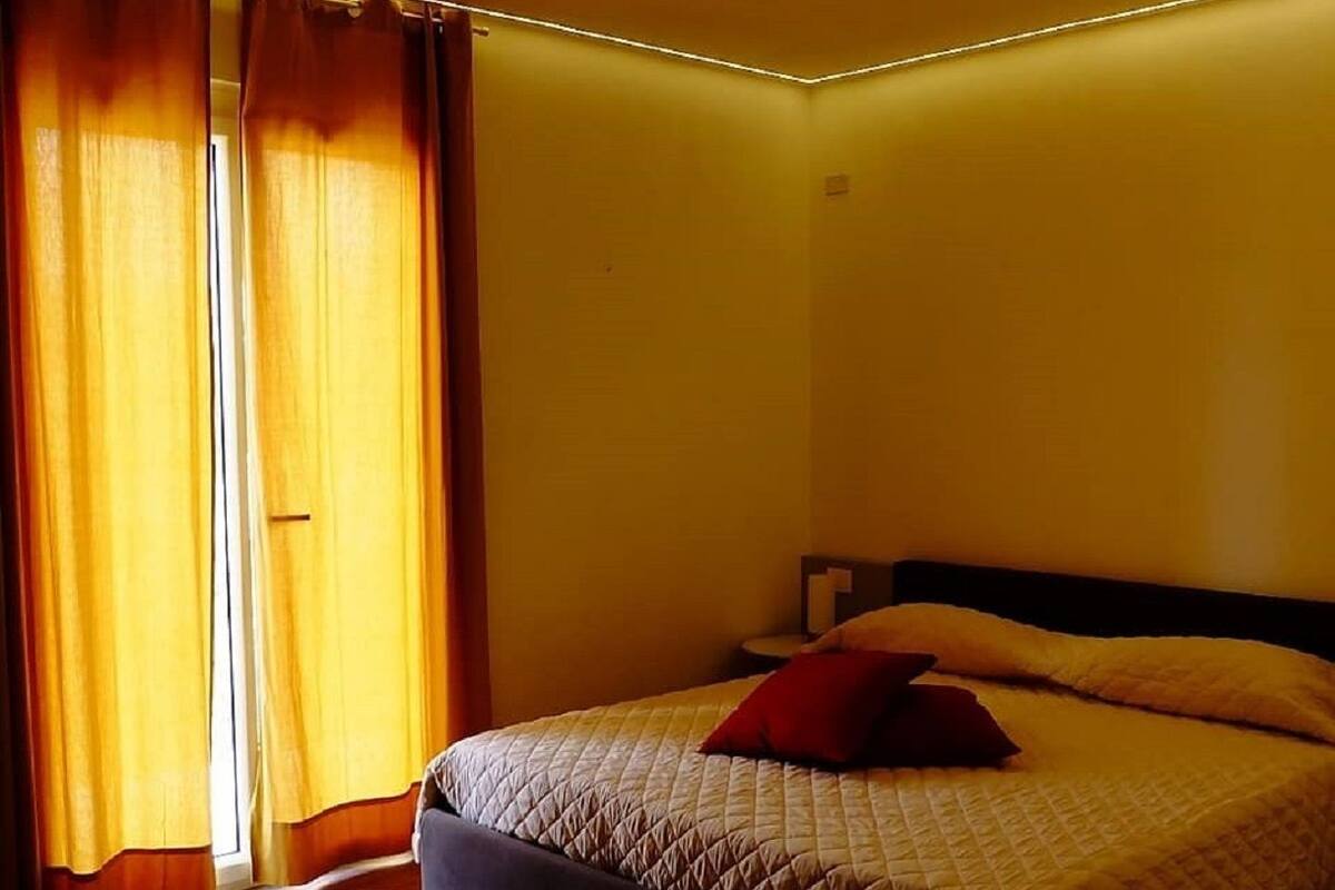 5 bedrooms, premium bedding, minibar, desk