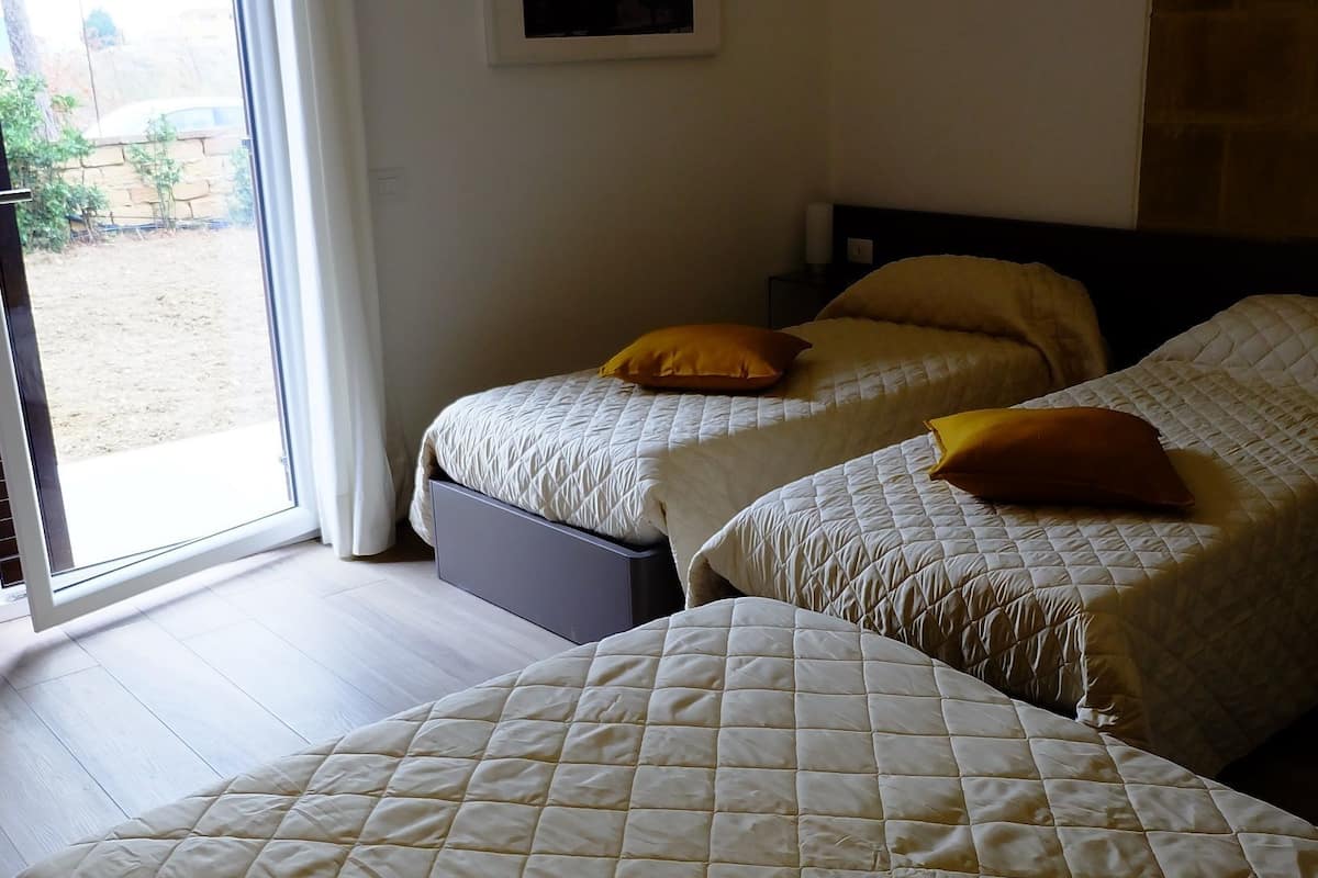 Tripla Superior, 1 letto queen con divano letto, non fumatori | 5 camere, biancheria da letto di alta qualità, minibar, una scrivania