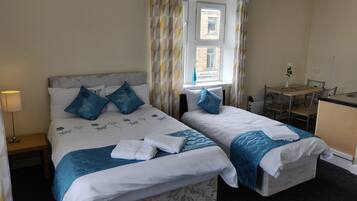Deluxe Studio, Multiple Beds | Iron/ironing board, free WiFi, bed sheets