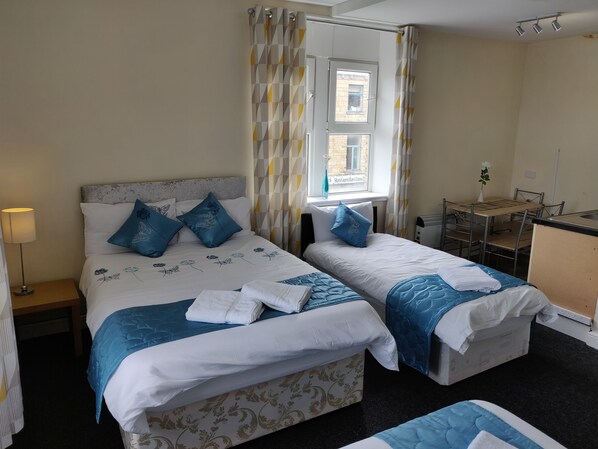 Deluxe Studio, Multiple Beds | Iron/ironing board, free WiFi, bed sheets