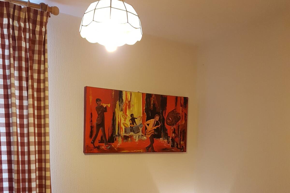 Suite familiar, varias camas, vista a la ciudad | 1 habitación, ropa de cama de alta calidad y cortinas blackout