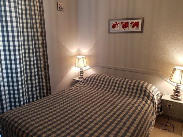 Habitación doble, vista a la ciudad | 1 habitación, ropa de cama de alta calidad y cortinas blackout