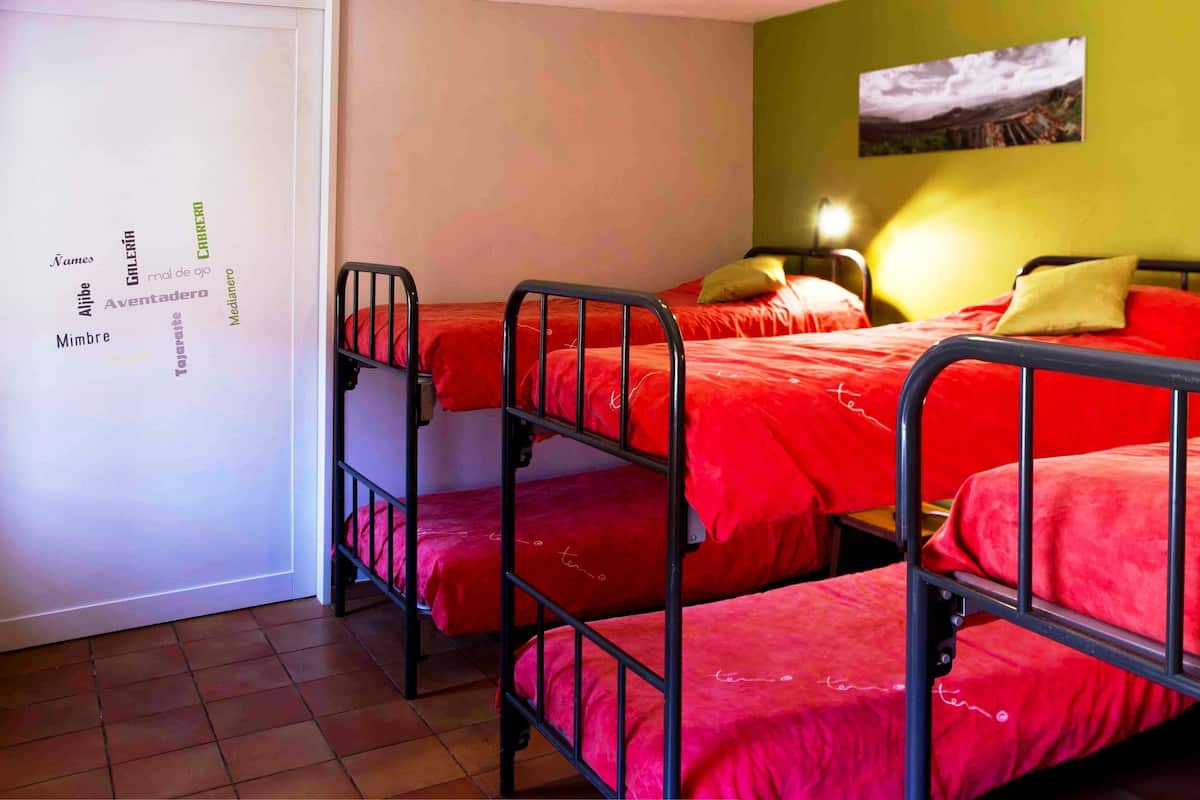 Familiekamer, privébadkamer, uitzicht op bergen | Gratis babybedden, beddengoed, rolstoeltoegankelijk