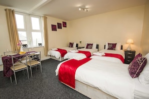 行政開放式客房, 多張床 | 熨斗/熨衣板、免費無線上網、床單