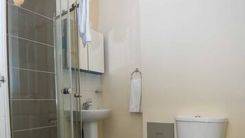 Executive Studio, Multiple Beds | Bathroom | Shower, free toiletries, hair dryer, towels
