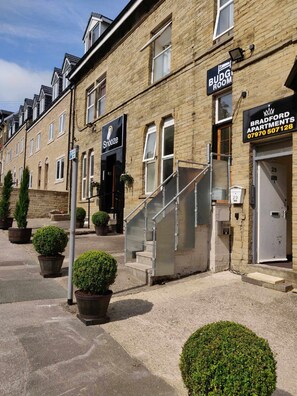 Exterior - Snooze Apartments Flat 52 (Bradford)