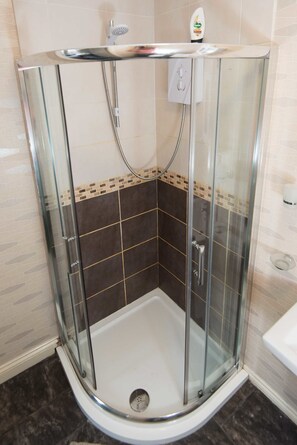 Deluxe Studio, Multiple Beds | Bathroom shower - Snooze Apartments Flat 52 (Bradford)