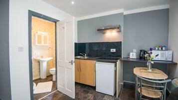 Deluxe Studio, Multiple Beds | 1 bedroom, iron/ironing board, free WiFi