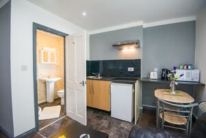 Estúdio luxo, várias camas | 1 quarto, ferros/tábuas de passar roupa, Wi-Fi de cortesia