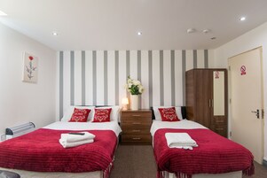 Deluxe-stúdíóíbúð - mörg rúm | 1 svefnherbergi, straujárn/strauborð, ókeypis þráðlaus nettenging