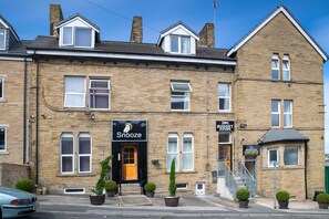 Exterior - Snooze Apartments Flat 52 (Bradford)