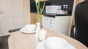 Deluxe Studio, Multiple Beds | In-room dining